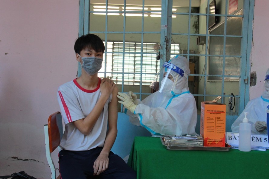 Tiêm vắc xin phòng COVID-19 cho học sinh ngay tại trường ở ĐBSCL