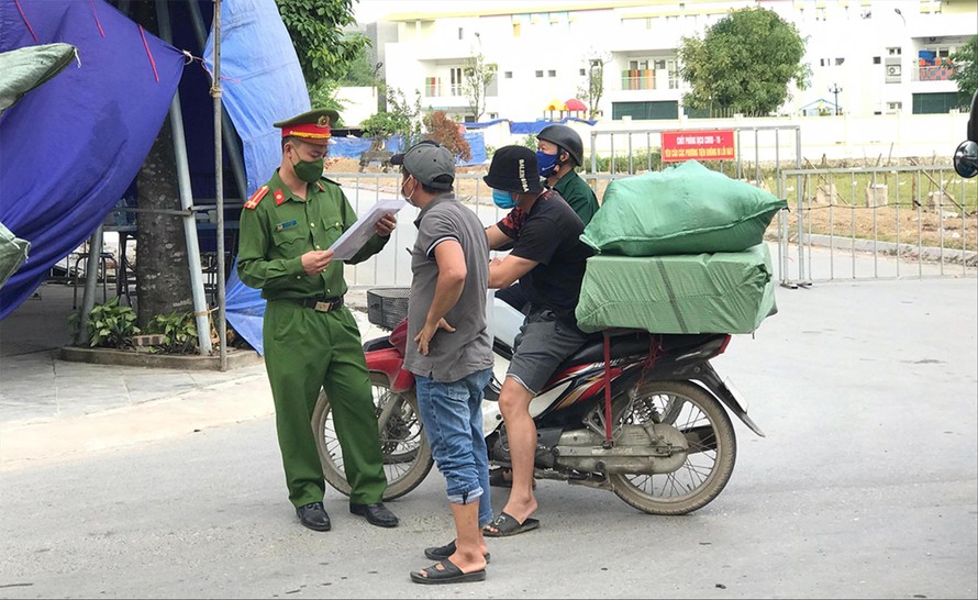 Kiểm soát người ra vào ở xã Ninh Hiệp (Gia Lâm) ngày 5/11 Ảnh: Trường Phong 