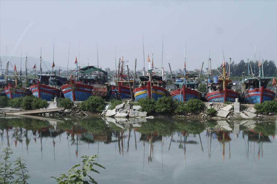 Tàu cá neo đậu tại bến tự phát ở kênh De, xã Hải Lộc, huyện Hậu Lộc 