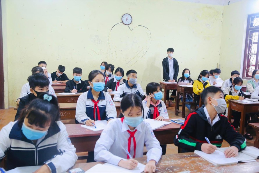 Học sinh lớp 9 tại huyện Ba Vì, Hà Nội trong ngày đầu tựu trườngẢnh: Trọng Tài 