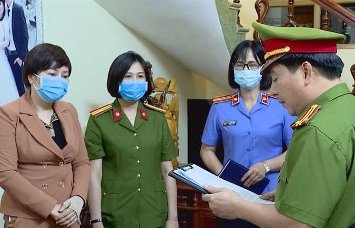 Đọc quyết định bắt tạm giam bị can Nguyễn Thị Kim An, nguyên Giám đốc Sở Y tế Sơn La (ngày 17/3/2021) trong vụ án sai phạm đấu thầu thiết bị y tế. Ảnh: TTXVN 