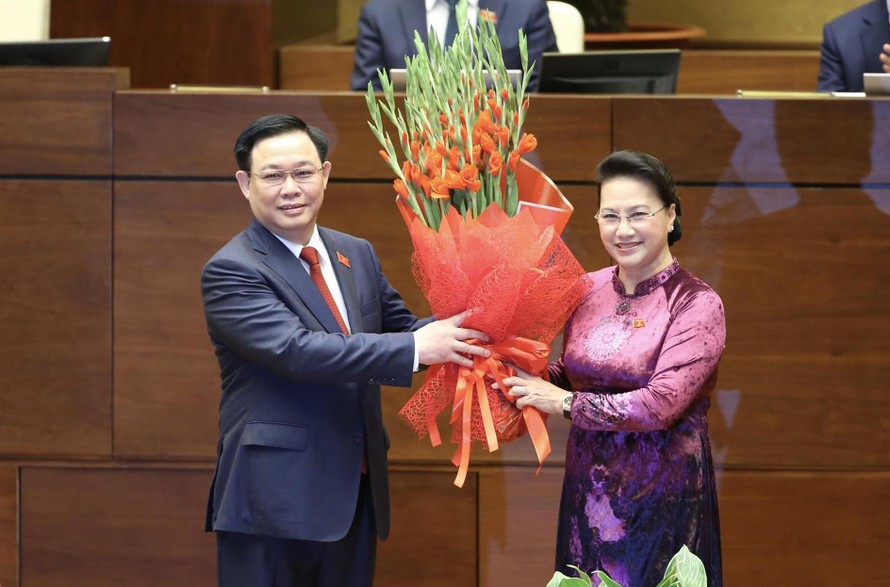 Chủ tịch Quốc hội Vương Đình Huệ tặng hoa bà Nguyễn Thị Kim Ngân Ảnh: Như Ý