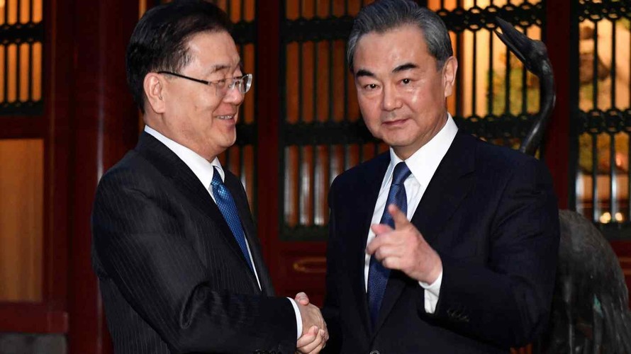 Ông Chung Eui-yong (trái) bắt tay Ngoại trưởng Trung Quốc Vương Nghị trong cuộc gặp ở Bắc Kinh năm 2018. Ông Chung là giám đốc an ninh quốc gia vào thời điểm đó ảnh: Reuters 