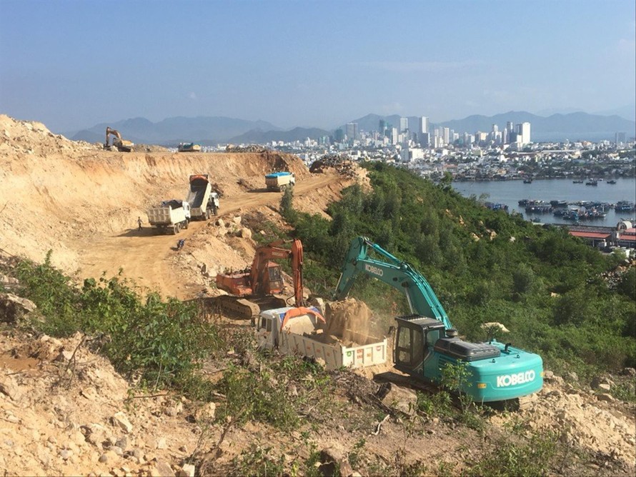 Chủ đầu tư dự án Haborizon Nha Trang cho máy móc san lấp đồi núi khi chưa có giấy phép xây dựng 
