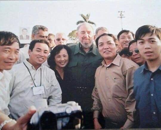 Ông Lê Duy Truyền (thứ nhất từ trái sang) cùng các nhà báo Việt Nam chụp ảnh với lãnh tụ Cuba Fidel Castro vào tháng 10/2002, nhân chuyến thăm Cuba của Thủ tướng Phan Văn Khải Ảnh: NVCC 