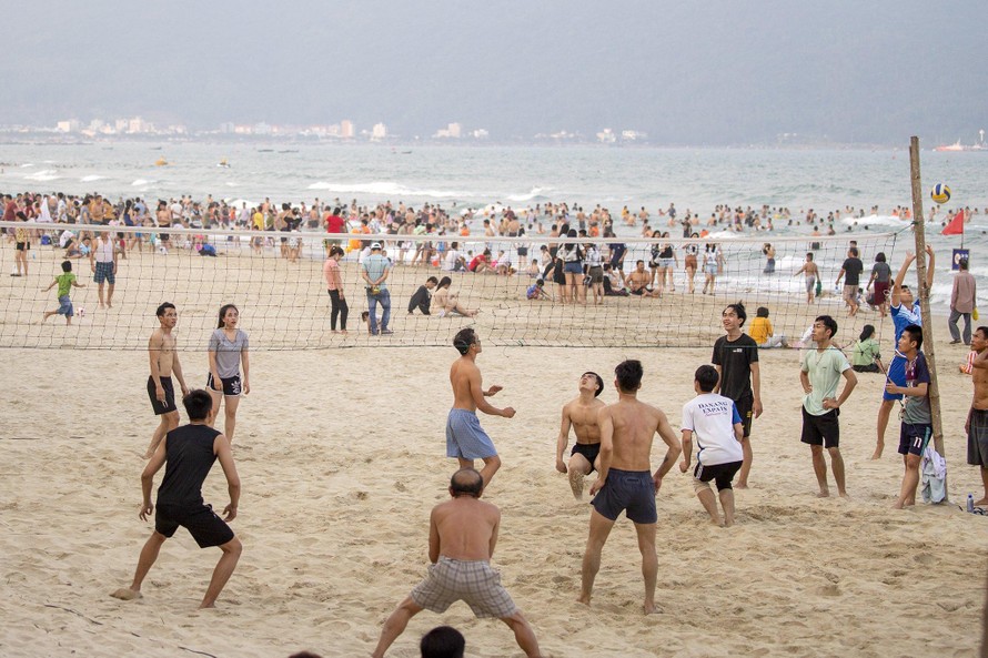 Mỗi ngày có hàng ngàn lượt người dân, du khách xuống biển Đà Nẵng Ảnh: Lê Tuấn