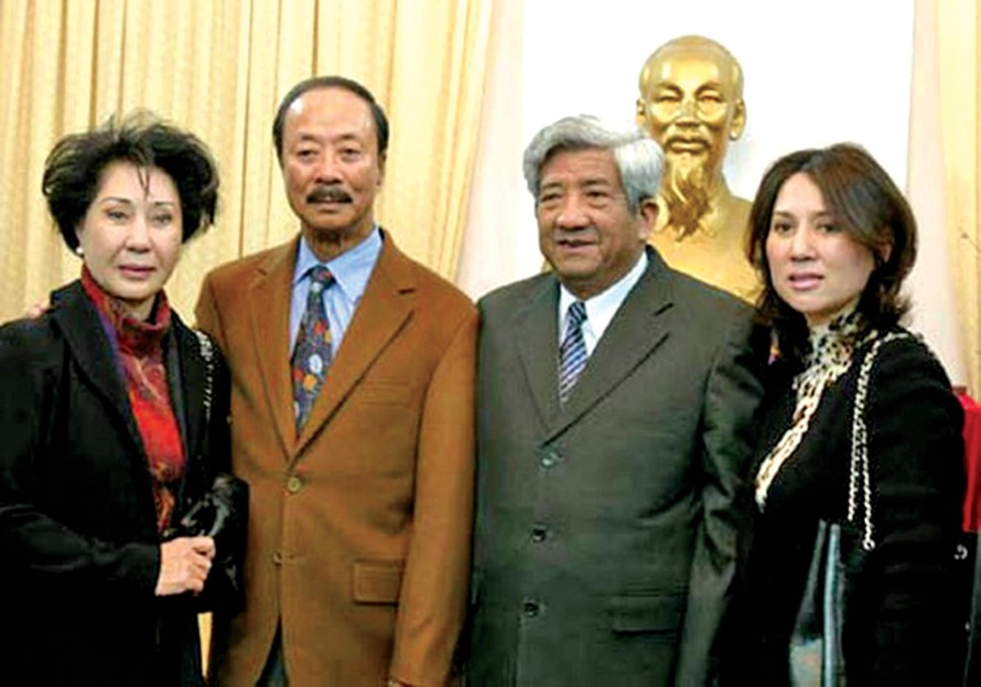 Vợ chồng cựu Phó Tổng thống VNCH Nguyễn Cao Kỳ tại cuộc gặp với ông Phạm Thế Duyệt, nguyên Chủ tịch T.Ư Mặt trận Tổ quốc Việt Nam