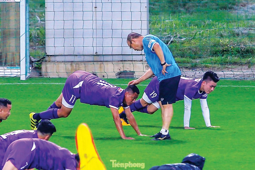 Yêu cầu cao về thể lực của HLV Park Hang Seo khiến các cầu thủ rất vất vả theo kịp khối lượng luyện tập. Ảnh: Duy Phạm