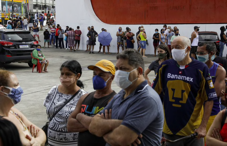 Người dân Brazil xếp hàng chờ được tiêm vắc-xin AstraZeneca tại một địa điểm gần thủ đô Rio de Janeiro ngày 21/4. Ảnh: Reuters 