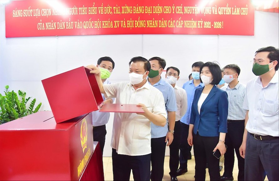 Bí thư Thành ủy Hà Nội Đinh Tiến Dũng kiểm tra công tác chuẩn bị bầu cử và phòng, chống dịch COVID-19 tại khu vực bỏ phiếu số 17, phường Định Công (quận Hoàng Mai)