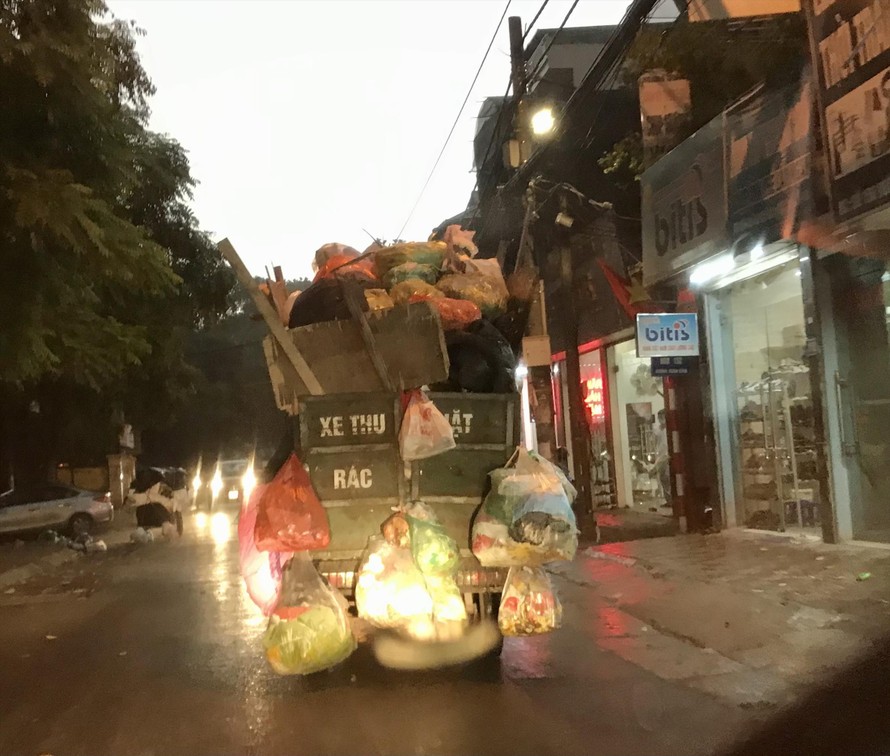 Xe chở rác gây ô nhiễm trên phố Xuân Đỉnh quận Bắc Từ Liêm Ảnh: Tuấn Minh 