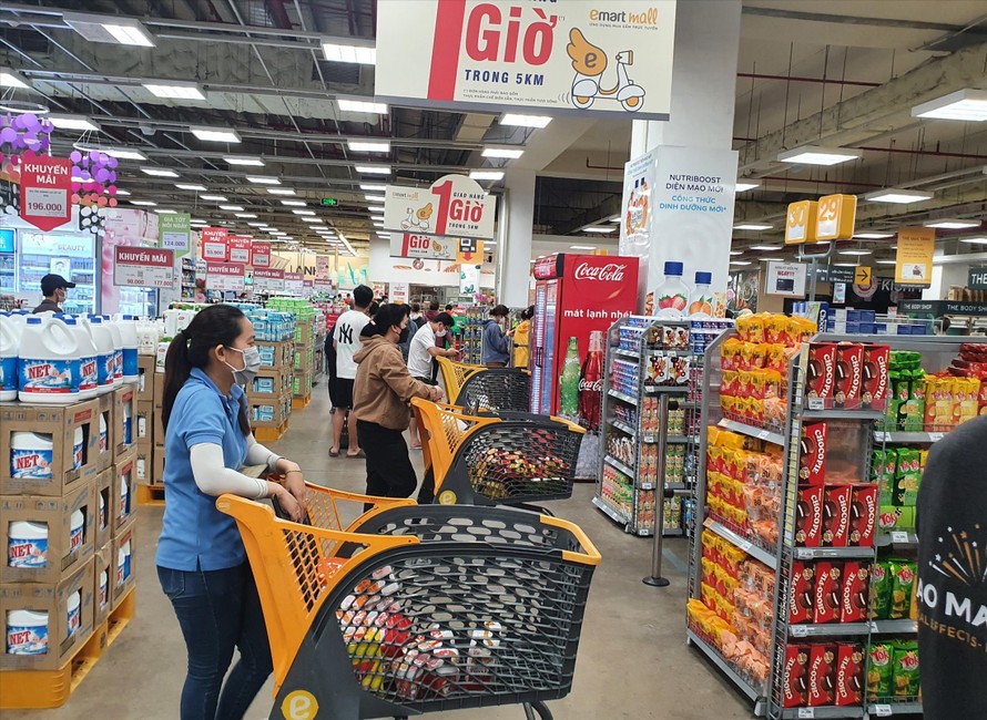 Hàng hóa đầy ắp tại một siêu thị ở TPHCM ngày 9/7