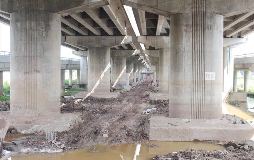 Gói cầu vượt thép tại dự án cầu cạn hồ Linh Đàm chậm tiến độ vì giá thép tăng giá