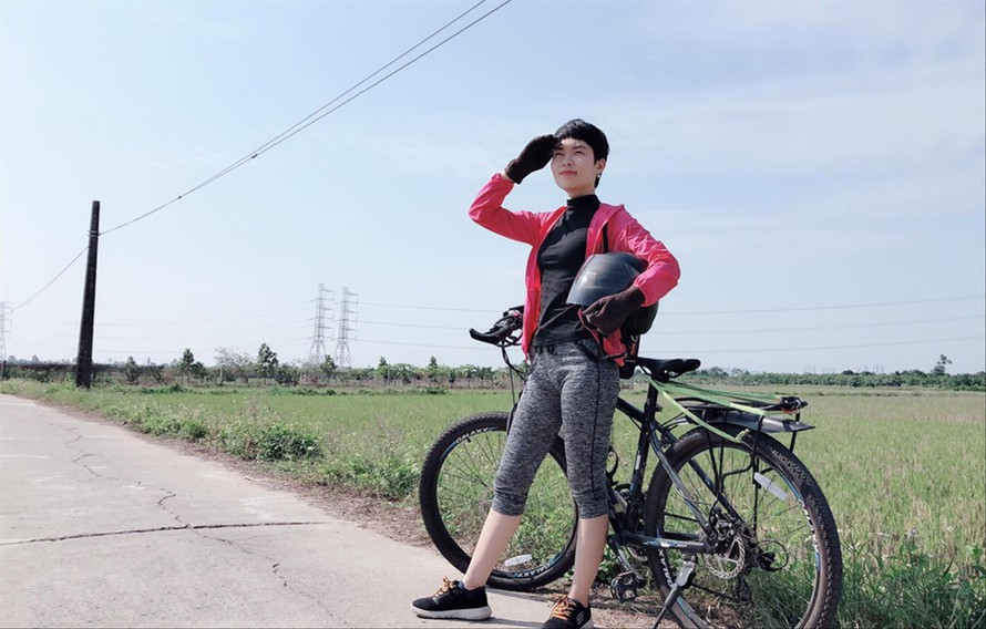 Thu Hương, 27 tuổi, đang “vui thú điền viên” ở Hưng Yên. - Ảnh: VNE