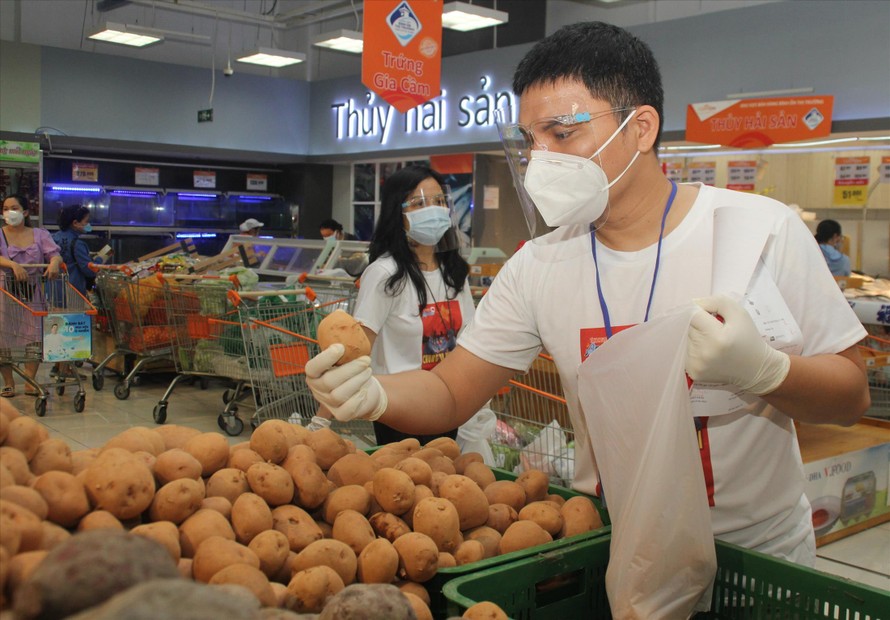 Nghệ sỹ TPHCM mua nhu yếu phẩm tại một siêu thị giúp người dân. Ảnh: Ngô Tùng
