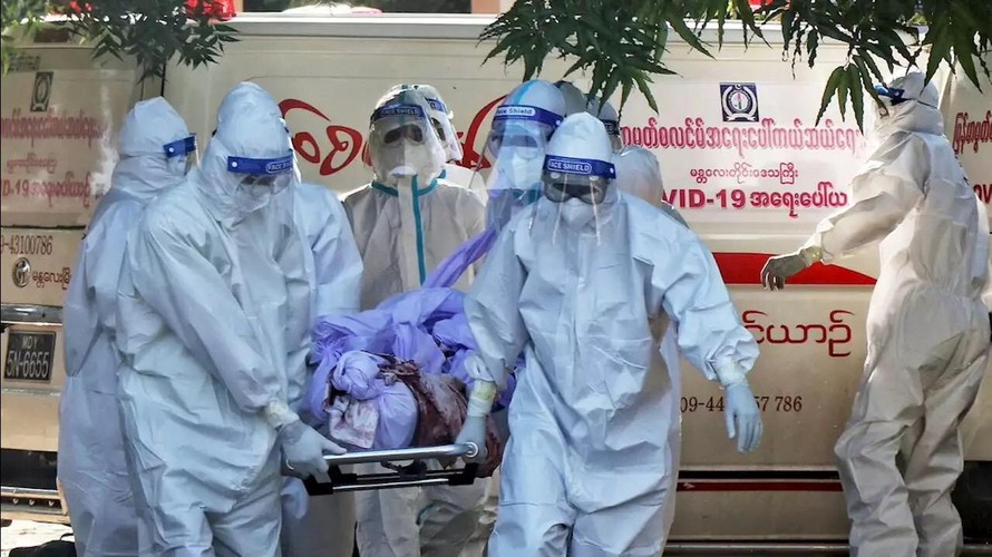 Các tình nguyện viên đưa thi thể một người qua đời vì COVID-19 ở bang Chin, Myanmar đi hoả táng Ảnh: AP 