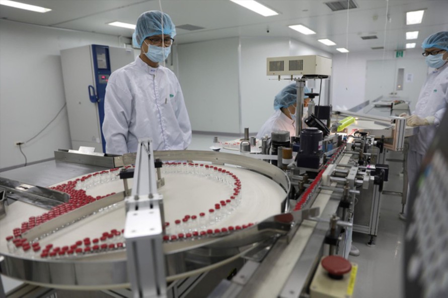 Dây chuyền gia công và đóng ống vắc-xin COVID-19 Sputnik-V tại Việt Nam do Vabiotech thực hiện Ảnh: Long Phạm 