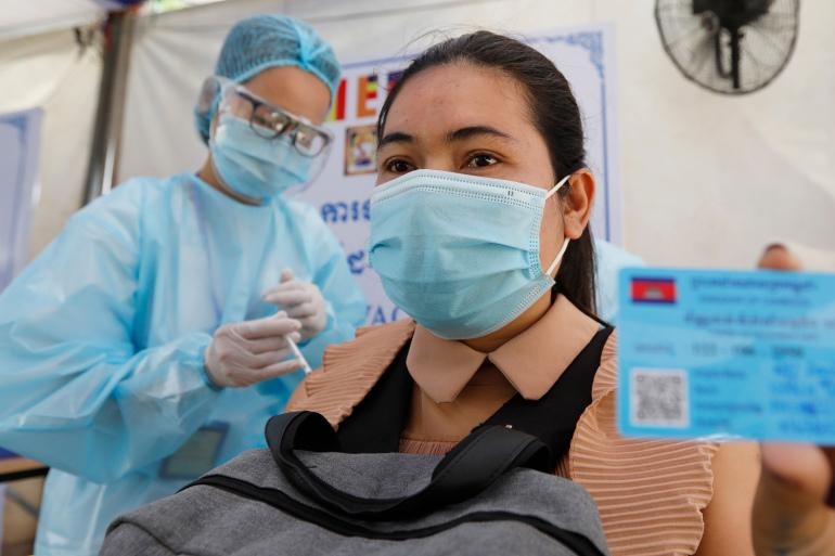 Một phụ nữ Campuchia được tiêm vắc-xin ngừa COVID-19 Ảnh: EPA