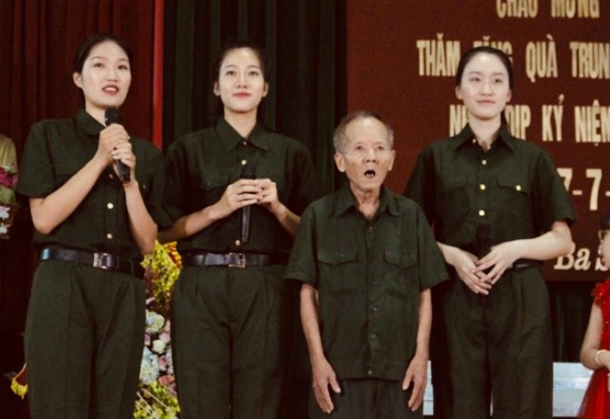 Thương binh mất trí nhớ Trần Ngọc Bảo hát say sưa cùng các thí sinh cuộc thi Hoa hậu Việt Nam