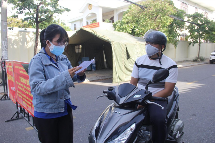  Cô giáo Lê Thị Thu Thảo kiểm tra giấy tờ người đi đường tại chốt kiểm soát trên địa bàn phường An Hải Đông