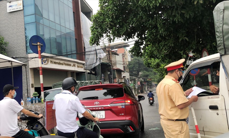 Là xe miễn kiểm tra, nhưng sáng qua tại chốt Yên Lãng (Hai Bà Trưng), CSGT đã dừng kiểm tra giấy đi đường xe chở hàng 