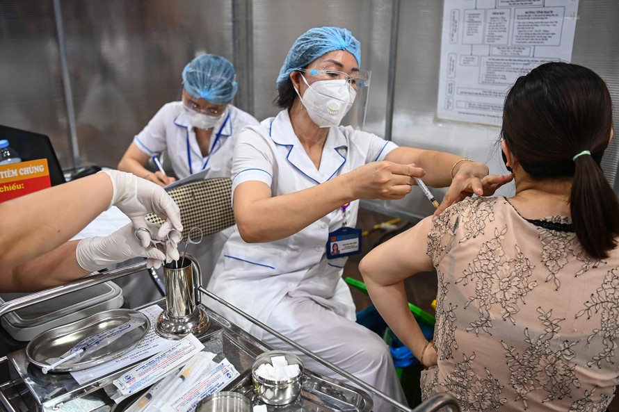 Tiêm vắc-xin cho người dân quận Đống Đa, Hà Nội ảnh: như ý