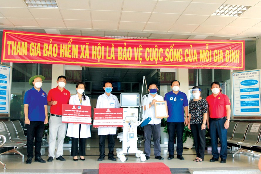 Chương trình Tiếp sức Việt Nam trao tặng máy thở và vật phẩm hỗ trợ cho Bệnh viện Đa khoa tỉnh Bình Dương 