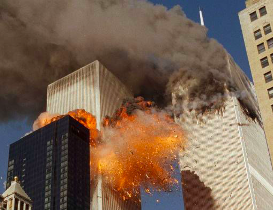 Hai tòa tháp Trung tâm Thương mại Thế giới (New York, Mỹ) bốc cháy sau khi bị 2 máy bay đâm vào ngày 11/9/2001 Ảnh: AP 