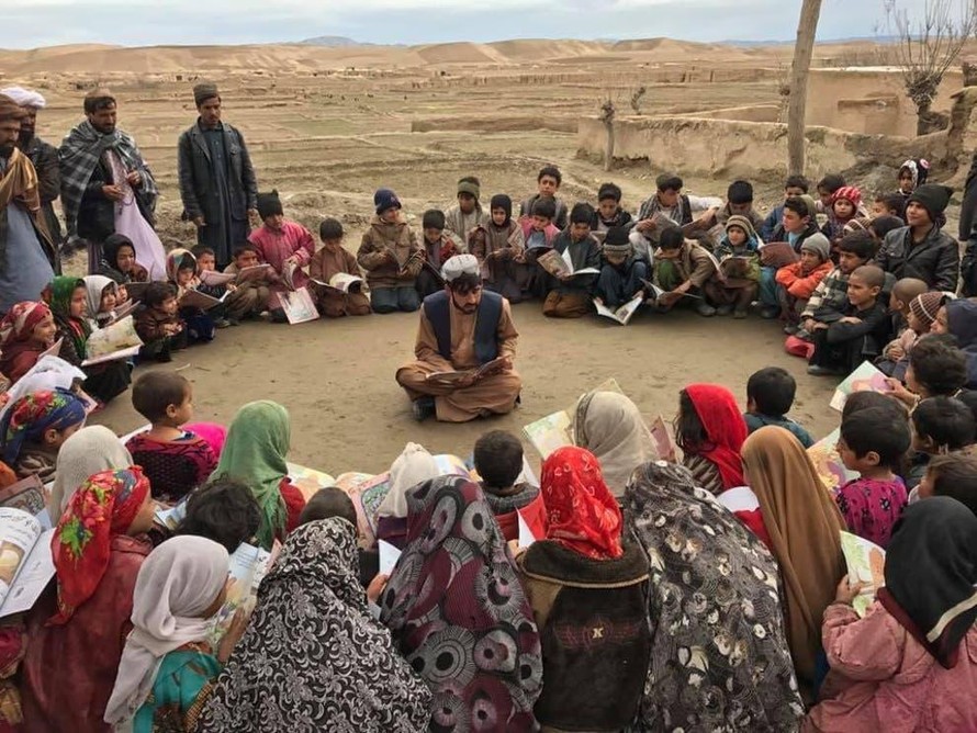 Thầy giáo Wesa dạy học cho trẻ em vùng nông thôn Afghanistan.