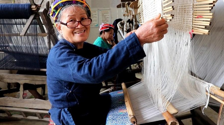 Thợ dệt 76 tuổi Lý Ngạn Phân ở Quảng TâyẢnh: Xinhua 