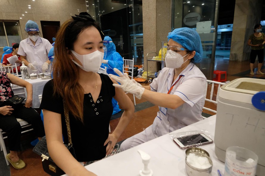 Tiêm vắc xin cho người dân Hà Nội ảnh: mạnh thắng