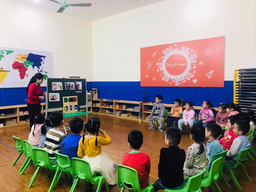 Cô Nguyễn Thị Bích Thủy trong một giờ dạy trẻ ở Trường Mầm non Trăng Sáng Linh Đàm (Hà Nội) 