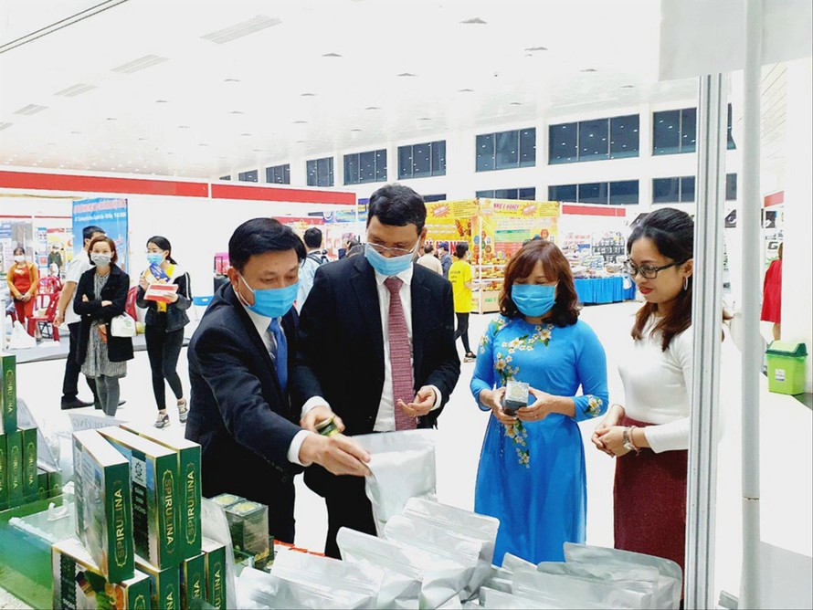 Đinh Nguyễn Hoàng Thư (ngoài cùng bên phải) giới thiệu cho khách các sản phẩm từ tảo xoắn tại một sự kiện xúc tiến thương mại. Ảnh: NVCC 