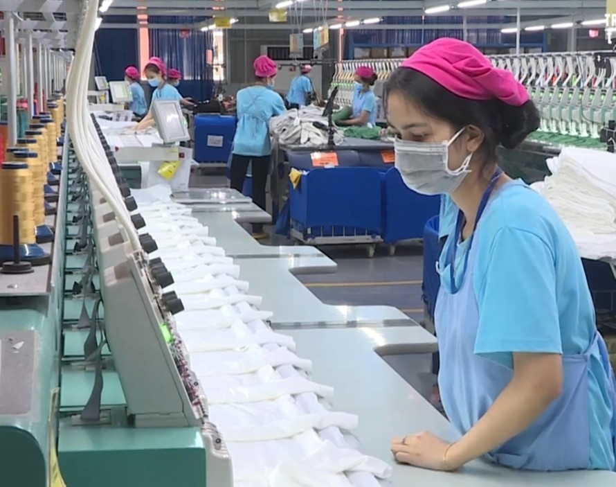 Các doanh nghiệp tại khu chế xuất Linh Trung (TP Thủ Đức) khôi phục sản xuất kinh doanh sau khi TPHCM mở cửa kinh tế từ 1/10. Ảnh: Huy Thịnh