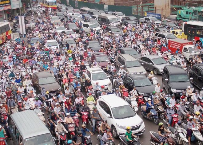 Với lượng phương tiện cá nhân gia tăng chóng mặt, Hà Nội đề xuất được thu phí vào nội đô để giảm ùn tắc Ảnh: Anh Trọng