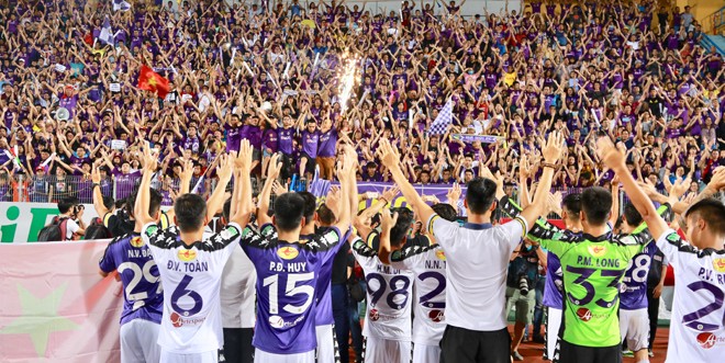Các cầu thủ Hà Nội FC ăn mừng danh hiệu vô địch cùng cổ động viên Ảnh: VSI 
