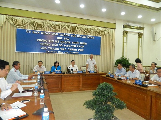 Lãnh đạo UBND TPHCM xin lỗi người dân Thủ Thiêm tại buổi họp báo Ảnh: Huy Thịnh 