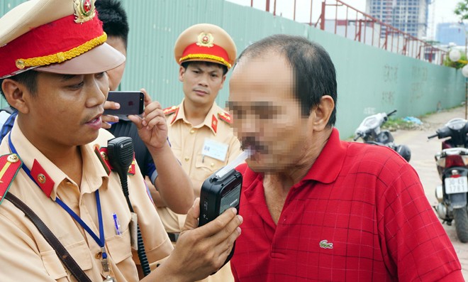 CSGT kiểm tra nồng độ cồn người điều khiển phương tiện giao thông tại Hà Nội Ảnh: Nguyễn Hoàn 