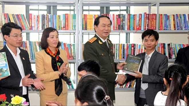 Chủ tịch nước khi còn là Bộ trưởng Bộ Công an đã đến thăm Trường THPT Kim Sơn B Ảnh: Thanh Huyền 