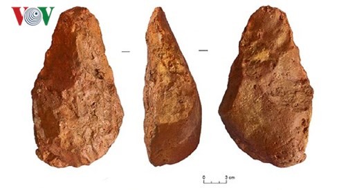Rìu tay bằng đá được tìm thấy tại khai quật khảo cổ học tại di tích sơ kỳ Đá cũ ở thị xã An Khê, tỉnh Gia Lai - Ảnh: VOV