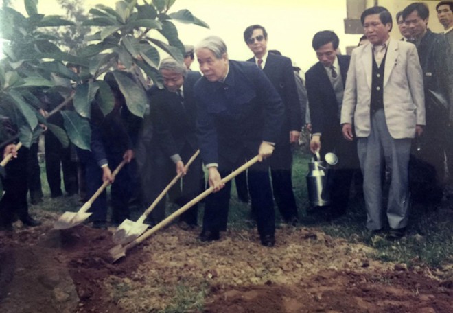 Nguyên Tổng Bí thư Đỗ Mười trồng cây đa lưu niệm tại trụ sở UBND xã Đông Mỹ, huyện Thanh Trì, Hà Nội (năm 1996) Ảnh: TTXVN 