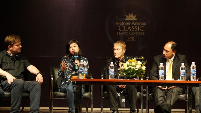 Nữ nhạc trưởng Elim Chan (thứ 2 từ trái qua) điều khiển đêm hòa nhạc 5/10 bên Hồ Gươm Ảnh: NGUYÊN KHÁNH 