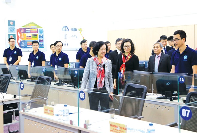 Bà Trương Thị Mai, Ủy viên Bộ Chính trị, Trưởng ban Dân vận Trung ương cùng lãnh đạo BHXH Việt Nam thăm Trung tâm Điều hành Công nghệ thông tin của BHXH Việt Nam