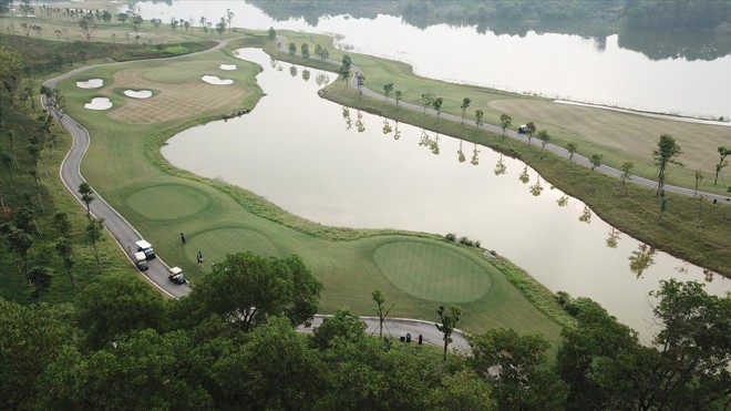 Một hố golf par 3 đầy thử thách trên sân King Course Ảnh: MẠNH THẮNG