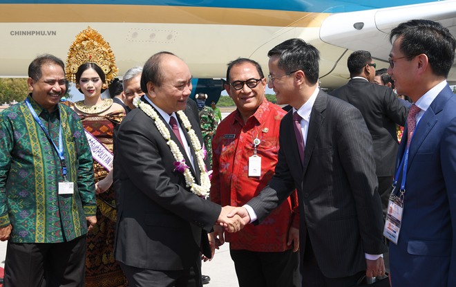 Đại diện Indonesia đón tiếp Thủ tướng Nguyễn Xuân Phúc tại sân bay quốc tế Ngurah Rai Bali Ảnh: Quang Hiếu/ VGP