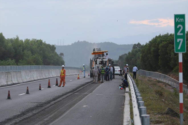 Mặt đường cao tốc Đà Nẵng - Quảng Ngãi được cào lên để rải thảm mới tại các vị trí hư hỏng, không đảm bảo an toàn Ảnh: Nguyễn Thành