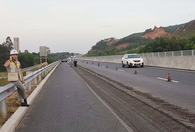 Đường cao tốc Đà Nẵng - Quảng Ngãi hư hỏng cục bộ, buộc phải sửa chữa sau khi mới đưa vào khai thác Ảnh: Nguyễn Thành