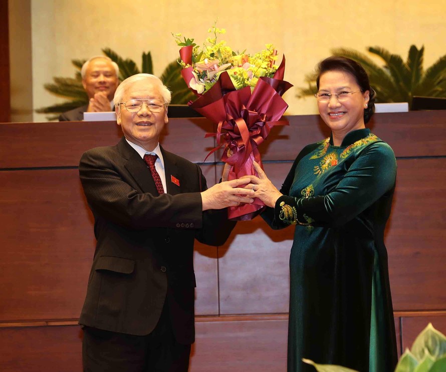 Chủ tịch Quốc hội Nguyễn Thị Kim Ngân tặng hoa chúc mừng Tổng Bí thư Nguyễn Phú Trọng giữ chức Chủ tịch nước Ảnh: Như Ý