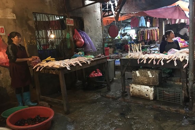  Bày bán gia cầm tại một chợ ở Hà Nội Ảnh: VNN