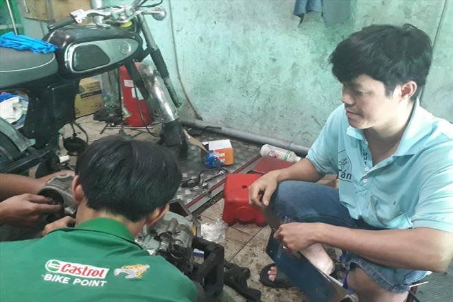 Anh Đỗ Lâm Phúc hướng dẫn thợ sửa xe máy
